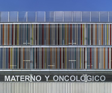 Díaz y Díaz Arquitectos, Parking Maternité et Centre d'Oncologie, Espagne
