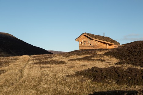 Moxon Architects une cabane moderne dans les Highlands écossaises 
