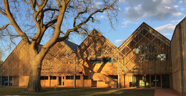 Feilden Clegg Bradley Studios réalise le bâtiment d’art et de design de la Bedales School (Hampshire)
