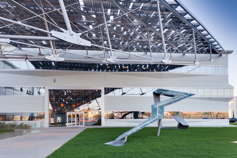 Pierattelli Architetture Arval Headquarters une flèche photovoltaïque à Scandicci
