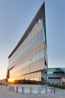 Pierattelli Architetture Arval Headquarters une flèche photovoltaïque à Scandicci
