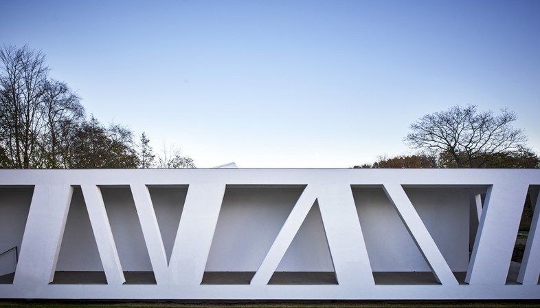 Henning Larsen Architects Art Pavilion Videbæk Danemark### 1:13461:1:2:134643:abstract
Un agrandissement qui conserve l'atmosphère de l'édifice principal et établit un lien étroit avec la nature environnante : le studio Henning Larsen Architects a signé l'extension du Vestjyllands Kunstpavillon de Videbæk, au Danemark.
