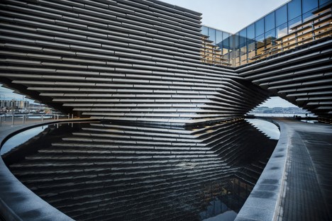 Le musée V&A Dundee conçu par Kengo Kuma ouvrira ses portes en septembre ### 1:13532:1:2:135616:abstract
L’inauguration du premier musée écossais du design se déroulera le 15 septembre 2018. Le projet est signé par l’architecte japonais Kengo Kuma qui, le 9 février, a visité pour la première fois le chantier achevé.
