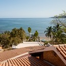 Main Office conçoit une maison immergée dans le paysage tropical au Mexique
