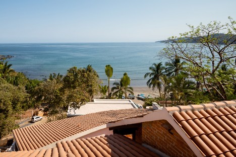 Main Office conçoit une maison immergée dans le paysage tropical au Mexique
