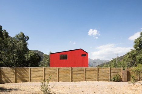 Felipe Assadi Arquitectos conçoit La Roja, une maison rouge au milieu des montagnes du Chili 
