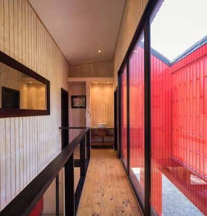 Felipe Assadi Arquitectos conçoit La Roja, une maison rouge au milieu des montagnes du Chili 
