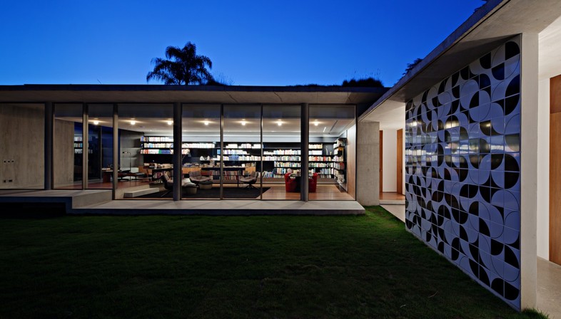 Kruchin Arquitetura une bibliothèque pour la Capobianco House à São Paulo

