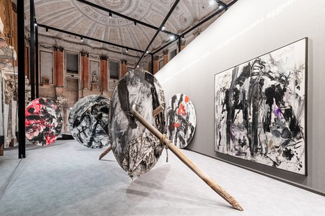 Alvisi Kirimoto conçoit l’installation de l'exposition EMILIO VEDOVA au Palais Royal de Milan.
