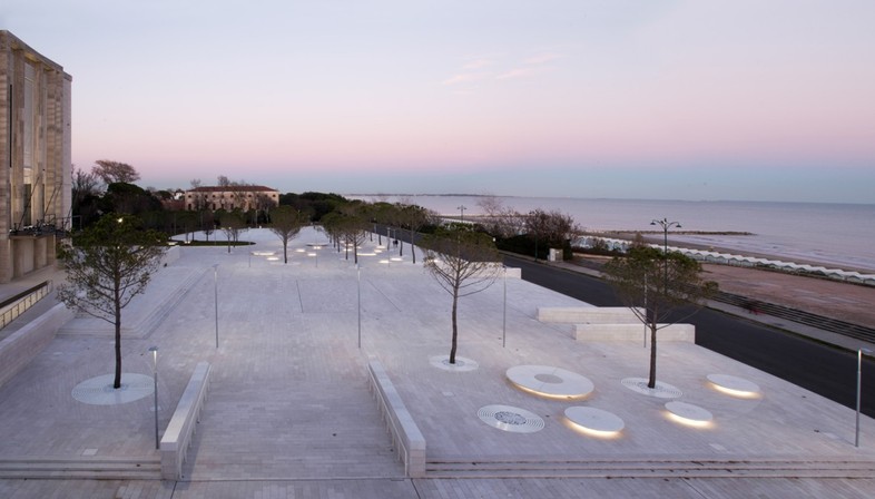 C+S Architects une intervention urbaine pour la Piazza del Cinema, Lido de Venise
