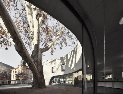 MoDusArchitects TreeHugger un volume sculptural pour l’Office de Tourisme de Bressanone
