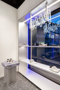 Piuarch signe un magasin de sneakers innovant à Milan
