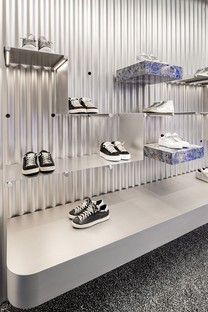 Piuarch signe un magasin de sneakers innovant à Milan
