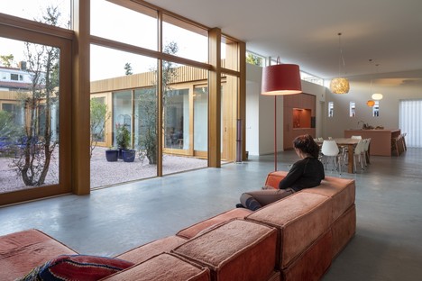 MVRDV transforme un bureau en résidence Villa Stardust à Rotterdam
