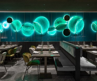 Maurizio Lai installations lumineuses et géométries pour un restaurant
