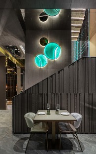 Maurizio Lai installations lumineuses et géométries pour un restaurant
