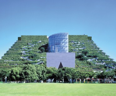 Architecture et nature : les 25 ans du centre ACROS d’Emilio Ambasz à Fukuoka
