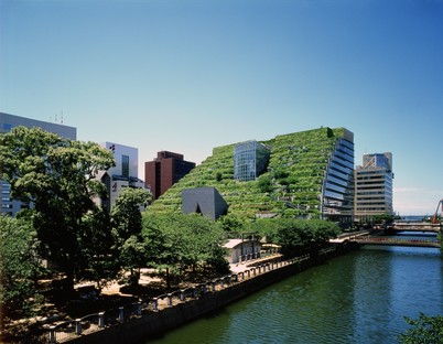 Architecture et nature : les 25 ans du centre ACROS d’Emilio Ambasz à Fukuoka
