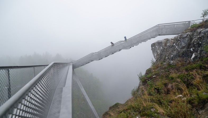 Carl-Viggo Hølmebakk pont piétonnier sur la cascade Vøringsfossen Norvège
