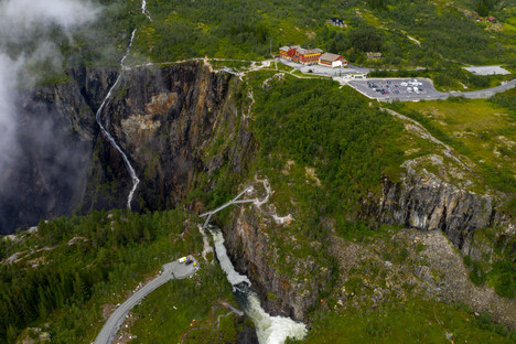 Carl-Viggo Hølmebakk pont piétonnier sur la cascade Vøringsfossen Norvège
