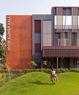 Envisage conçoit le dortoir des filles White Flower Hall pour la Mann School à Alipur, New Delhi

