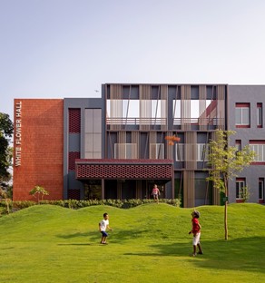 Envisage conçoit le dortoir des filles White Flower Hall pour la Mann School à Alipur, New Delhi
