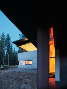 Faulkner Architects Lookout House, une maison minimaliste dans la Sierra Nevada
