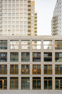 KAAN Architecten termine deux tours de moyenne hauteur dans le complexe résidentiel De Zalmhaven à Rotterdam
