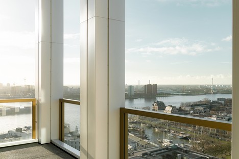KAAN Architecten termine deux tours de moyenne hauteur dans le complexe résidentiel De Zalmhaven à Rotterdam
