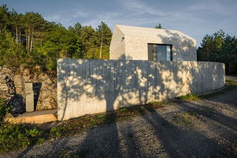 Compact Karst House : Dekleva Gregorič réinvente les maisons rurales karstiques
