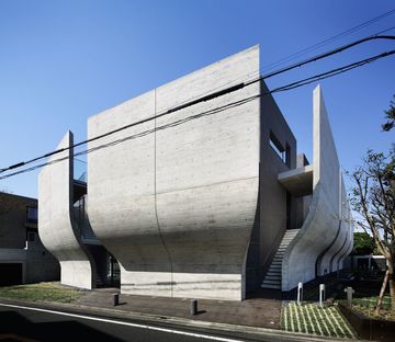 Le cabinet ARTechnic architects réalise à Tokyo le Breeze, un complexe comprenant des unités résidentielles et un bureau 
