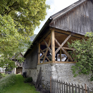 OFIS architects : grange alpine transformée en appartement touristique à Bohinj (Slovénie) 