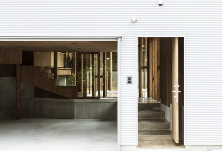 y+M réalise la maison « folding wall - stepped floor » à Naruto City (Japon)
