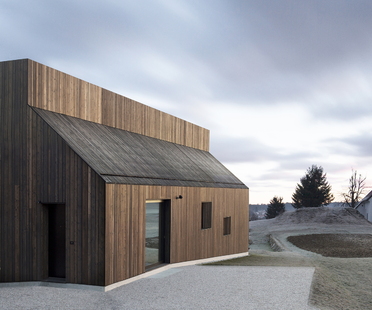 Dekleva Gregoric Architects : maison à cheminée de Logatec (Slovénie)
