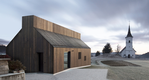 Dekleva Gregoric Architects : maison à cheminée de Logatec (Slovénie)
