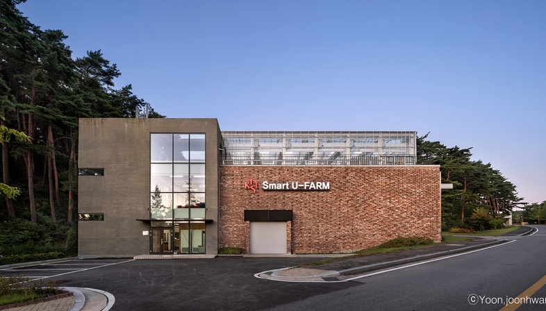 Le cabinet Architecture Studio YEIN signe la KIST Smart U-Farm à Gangneung
