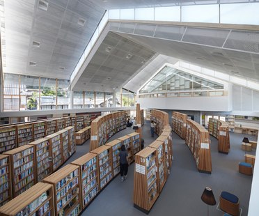 Le Takao Shiotsuka Atelier signe la bibliothèque publique de Taketa au Japon
