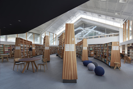 Le Takao Shiotsuka Atelier signe la bibliothèque publique de Taketa au Japon
