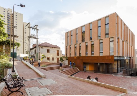 Le cabinet Taller de Arquitectura de Bogotá signe le Centro de Atención Integrada

