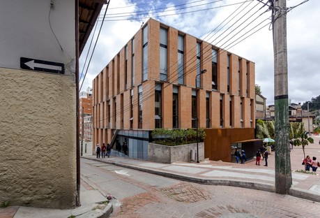 Le cabinet Taller de Arquitectura de Bogotá signe le Centro de Atención Integrada
