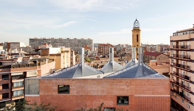Harquitectes transforme l’ancienne cristallerie Cristalerías Planell de Barcelone en centre civique
