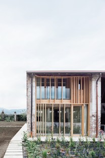 Studio Wok rénove une maison de campagne dans le hameau de Chievo
