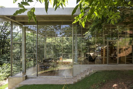 L’Atelier Branco Arquitetura signe la Maison Bibliothèque de Vinhedo (Brésil)

