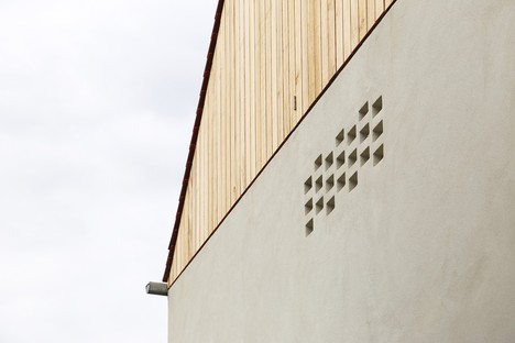 Le cabinet juri troy architects réalise une nouvelle habitation dans un streckhof autrichien
