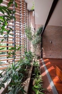 H&P Architects : maison-tube et « caverne tropicale » au Vietnam
