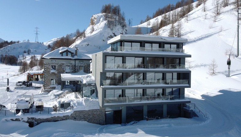 D73 signe les espaces intérieurs de l’hôtel Il Re delle Alpi à La Thuile dans la Vallée d’Aoste
