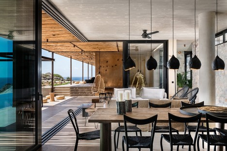 Paly Architects signe une résidence de luxe en bord de mer à Livadia en Crète
