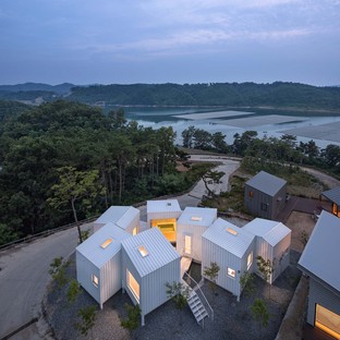 Floating Cubes de Younghan Chung Architects
