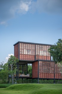 TA-CHA Design signe la Binary Wood House à Pak Chong en Thaïlande
