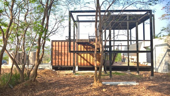 TA-CHA Design signe la Binary Wood House à Pak Chong en Thaïlande
